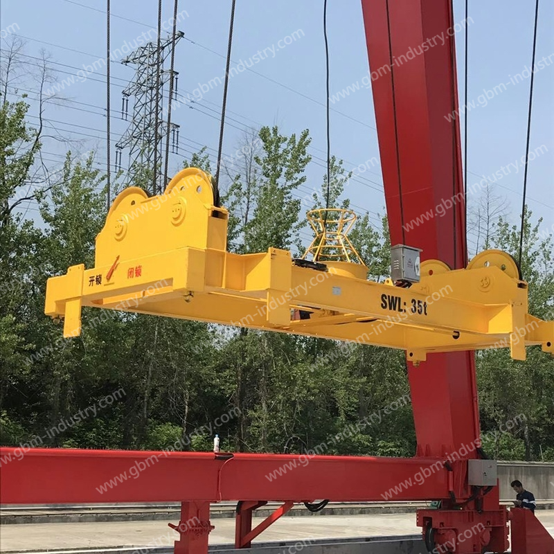 Container spreader