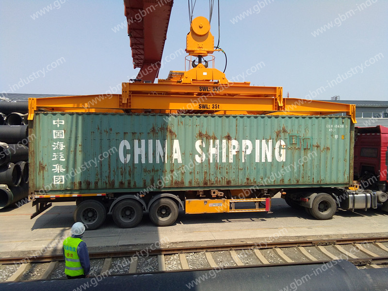 Container spreader