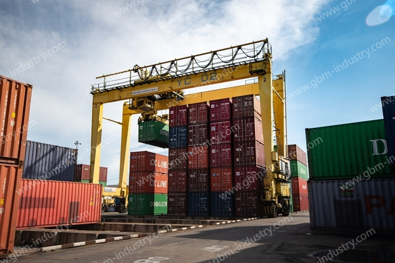 Container spreader