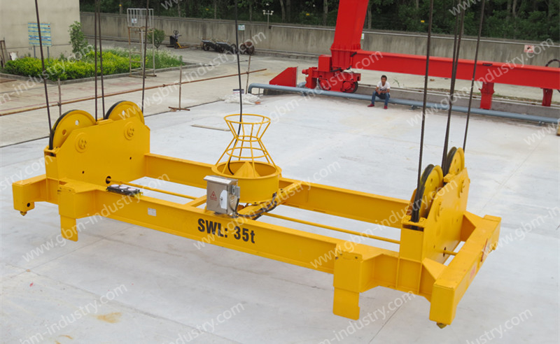 Container spreader